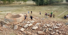 আইনকে শ্রদ্ধা করে নিজের  হাতে  ইটভাটা গুড়িয়ে দিলেন মালিক