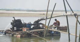 লালমনিরহাটের হাতীবান্ধায় নদী থেকে বালু উত্তোলন করে বিক্রি